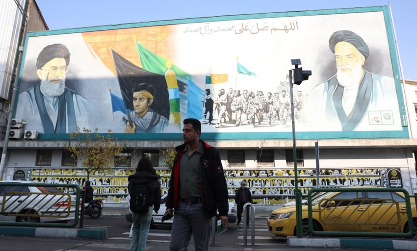 Plakat sa likovima ajatolaha Alija Hamneja i Ruholaha Homeinija u Teheranu