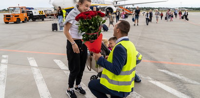 Wróciła z Anglii. Na płycie lotniska przywitał ją ukochany. Ale tego się nie spodziewała!