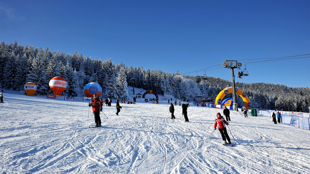 Powoli rusza sezon narciarski w dolnośląskich ośrodkach turystycznych. Część wyciągów ma zostać uruchomiona dopiero w najbliższych dniach. Warunki turystyczne w regionie są trudne, a w Karkonoszach obowiązuje I stopień zagrożenia lawinowego.