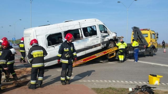 WYPADEK W PELPLINIE. OSOBOWY ZDERZYŁ SIĘ Z BUSEM