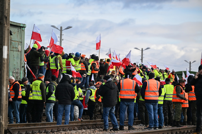 Protest rolników w Medyce. Rolnicy zebrali się na torach kolejowych przy przejściu granicznym z Ukrainą. Fot. Darek Delmanowicz