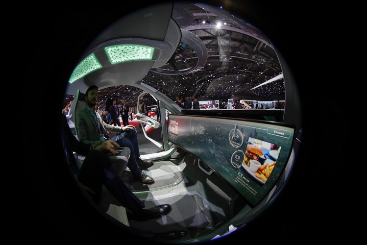 'Latające taksówki nie są już wizją, mogą nas przenieść w nowy wymiar mobilności' - powiedział niemiecki minister transportu Andreas Scheuer. 'To ogromna szansa dla firm i młodych startupów, które już rozwijają tę technologię bardzo konkretnie i skutecznie'.