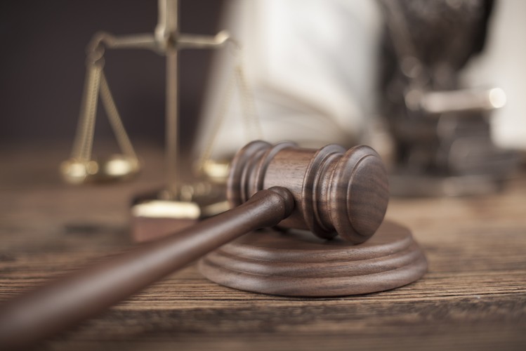 Nastąpi zwiększenie elastyczności kary ograniczenia wolności
<br><br>
Kara ograniczenia wolności będzie obejmować nowe formy w tym: obowiązek wykonywania nieodpłatnej, kontrolowanej pracy na cele społeczne, obowiązek pozostawania w miejscu stałego pobytu lub w innym wyznaczonym miejscu, z zastosowaniem systemu dozoru elektronicznego, obowiązki takie jak, o których mowa w art. 72 § 1 pkt 4–7a KK tj. np. przygotowanie do zawodu, powstrzymanie się od nadużywania alkoholu, czy zakaz zbliżania się, potrąceniu od 10% do 25% wynagrodzenia za pracę w stosunku miesięcznym na cel społeczny wskazany przez sąd.