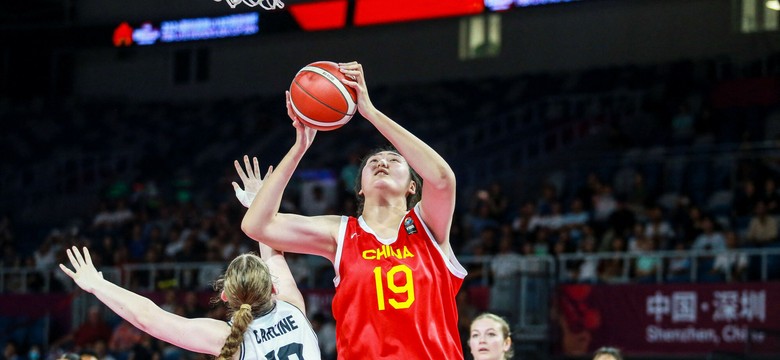 17-letnia chińska koszykarka porównywana do słynnego Yao Minga. Ma 220 cm wzrostu