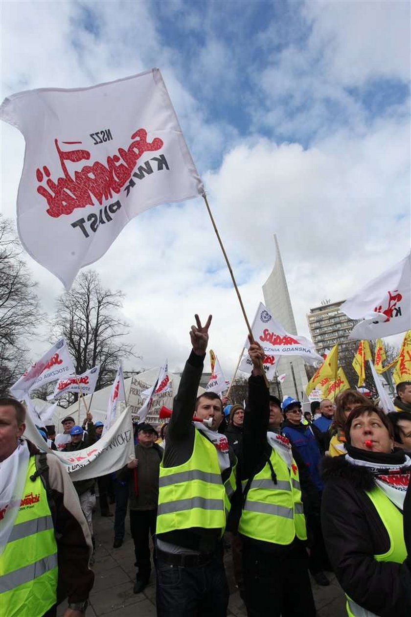 Związkowcy pytają premiera: Jak żyć? Krótko!