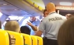 Były trener Legii Warszawa wyprowadzony z samolotu przez policję [WIDEO]