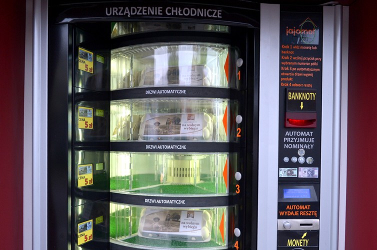 Pierwszy w Polsce jajomat przy jednej z ulic w Jarosławiu<br><br>fot. (dd/cat) PAP/Darek Delmanowiczicz