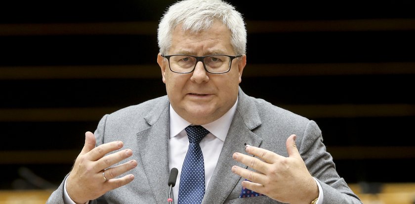 Ryszard Czarnecki musi oddać 100 tys. euro. Koledzy oferują wsparcie