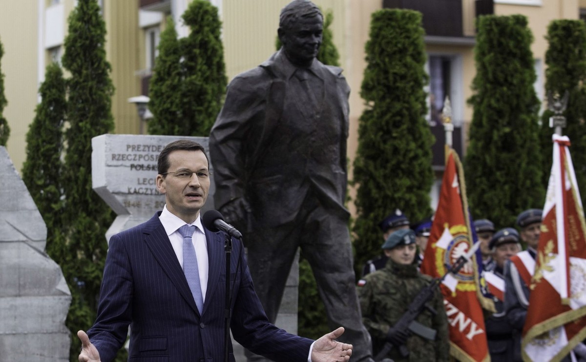 Premier Mateusz Morawiecki podczas uroczystości odsłonięcia pomnika śp. prezydenta RP prof. Lecha Kaczyńskiego i ofiar katastrofy smoleńskiej