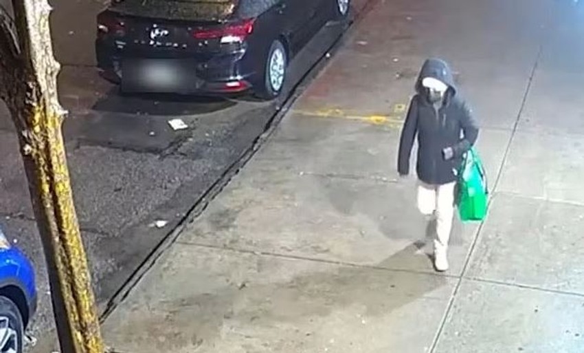 Žena nosi kesu sa bebom