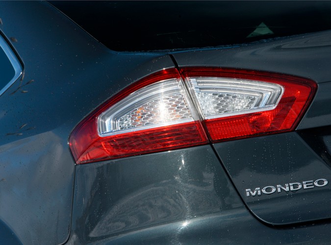 Jeżdżąc fordem mondeo mieliśmy dziwne wrażenie, że ujawnia się u nas rozdwojenie jaźni, a wszystko za sprawą mieszanych uczuć jakie wywoływał. Rozpływanie się nad jego zaletami w trasie przeplatało się z rozdrażnieniem jego nieporęcznością w zatłoczonym mieście