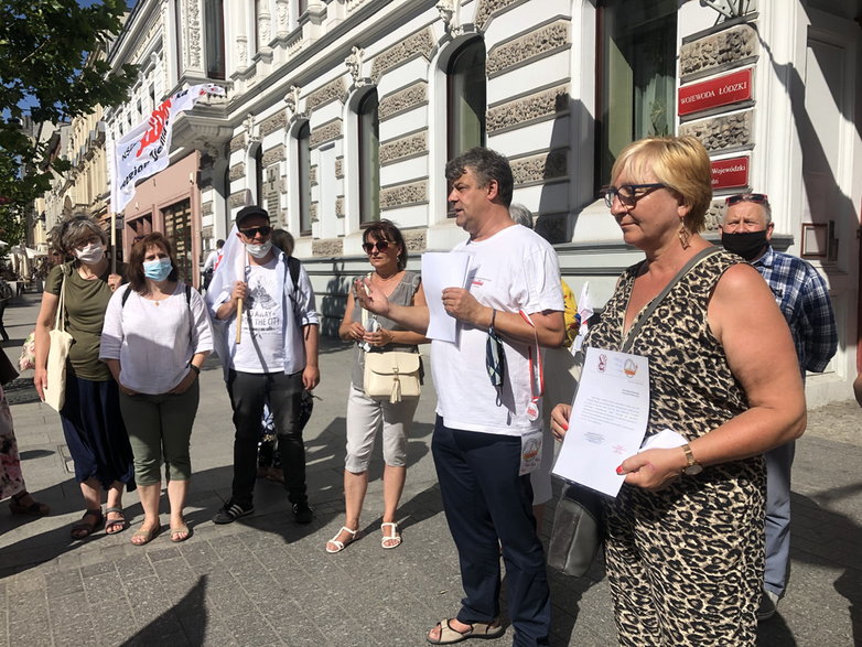 Miasto Łódź wypowiedziało układ zbiorowy - niepedagogiczni pracownicy oświaty boją się obniżek wynagrodzeń - pikieta