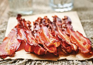 slanina stock-photo-baked-slices-of-bacon-on-a-dark-wooden-background-toning-selective-focus-438462082