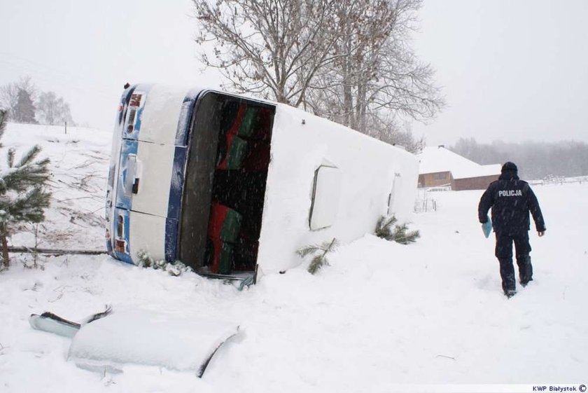 Autobus wywrócił się w śnieg