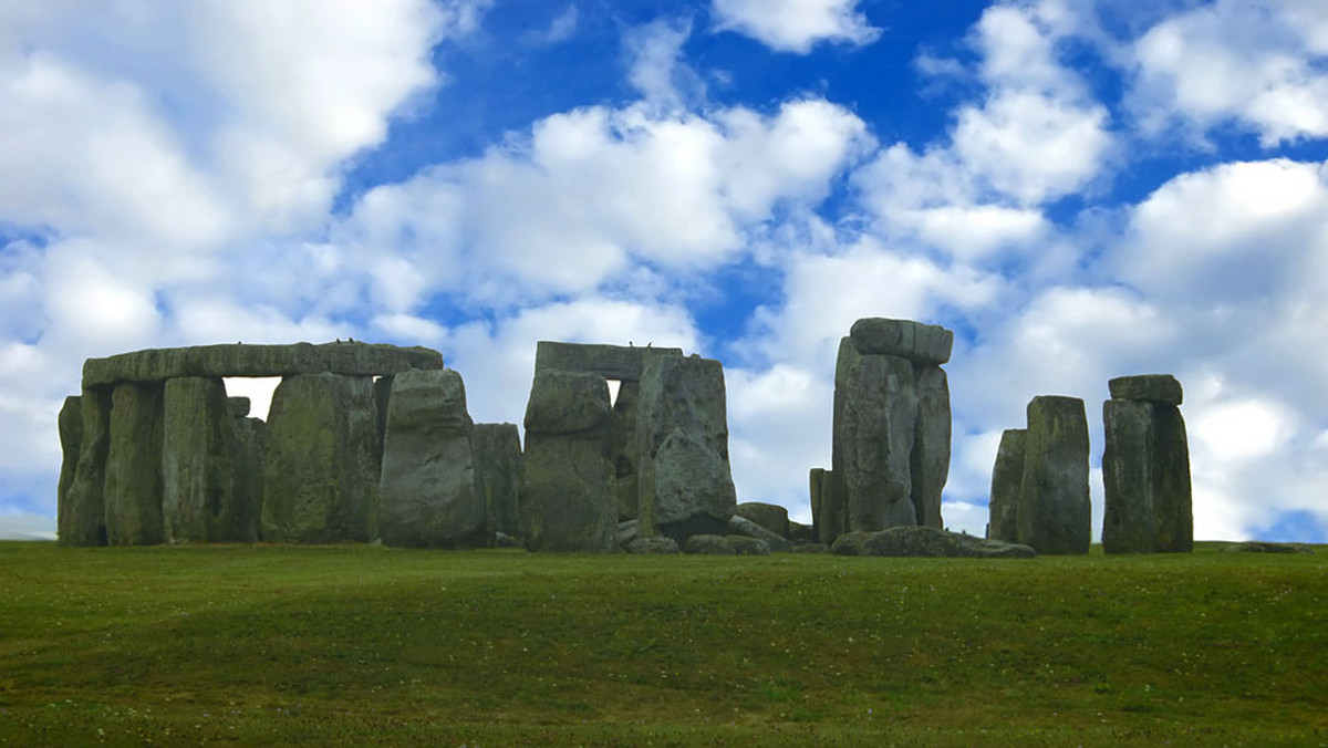 Jedna z najsłynniejszych megalitycznych budowli z epoki neolitu oraz brązu - imponujący kamienny krąg Stonehenge w okolicach Salisbury w Wiltshire w płd. Anglii - zostanie zrewitalizowana nakładem 27 mln funtów. Prace rozpoczęły się w środę.