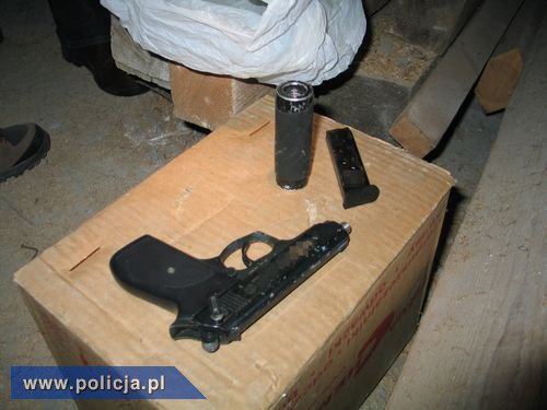 Broń należąca do członków grupy mokotwskiej — policjanci znaleźli ją w jednym z mieszkań na terenie Warszawy