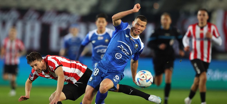 Przypadek, czy celowe działanie? Chłopiec do podawania piłek przerwał mecz w Krakowie [WIDEO]