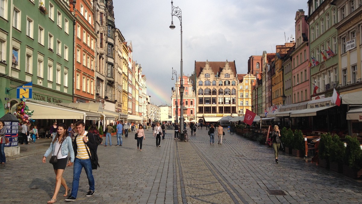 Od dziś w ścisłym centrum Wrocławia nie można zasłaniać budynków reklamami, nie można też rozdawać ulotek, bo w życie weszła uchwała w sprawie utworzenie na Starym Mieście parku kulturowego. Osoby, które będą łamać przepisy najpierw będą upominane. Później posypią się mandaty.