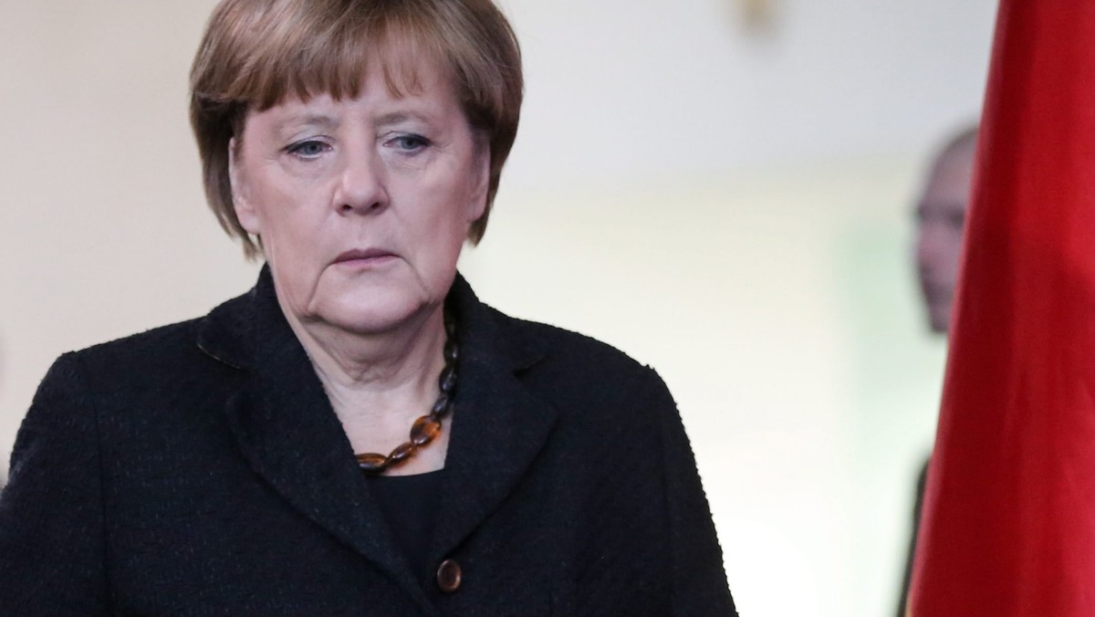 Kanclerz Niemiec Angela Merkel powiedziała w Berlinie, że zamach terrorystyczny w Paryżu był "zamachem na nas wszystkich". Zaznaczyła, że życie w wolności jest silniejsze niż jakikolwiek akt terroru. - Pomożemy w ściganiu sprawców - zapewniła. Niemieckie MSW zapowiedziało wysłanie specjalnych jednostek, w tym GSG9.