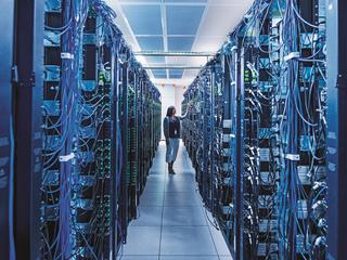 Najwięksi dostawcy usług chmury obliczeniowej korzystają z sieci bezpiecznych centrów danych, w których jest zainstalowany wydajny sprzęt najnowszej generacji