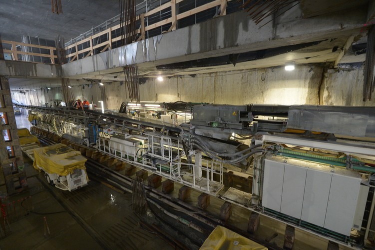 Wiceprezydent Warszawy Renata Kaznowska powiedziała PAP: 'Liczymy na to, że średnio będziemy drążyli ok. 10 metrów bieżących, co przekłada się na około 10 miesięcy (pracy)'. Dodała, że tarcza Maria wprawdzie działa od kilku dni i wydrążyła już 9 próbnych metrów, 'ale od dzisiaj realizujemy prace konsekwentnie, całą dobę - z drobnymi przerwami technologicznymi na serwis'.<br>
<br>
'Ten odcinek, na którym jesteśmy, chcemy skończyć po 38 miesiącach, a więc mniej więcej w marcu-kwietniu 2019 roku' - dodała. Fot. PAP/Marcin Obara