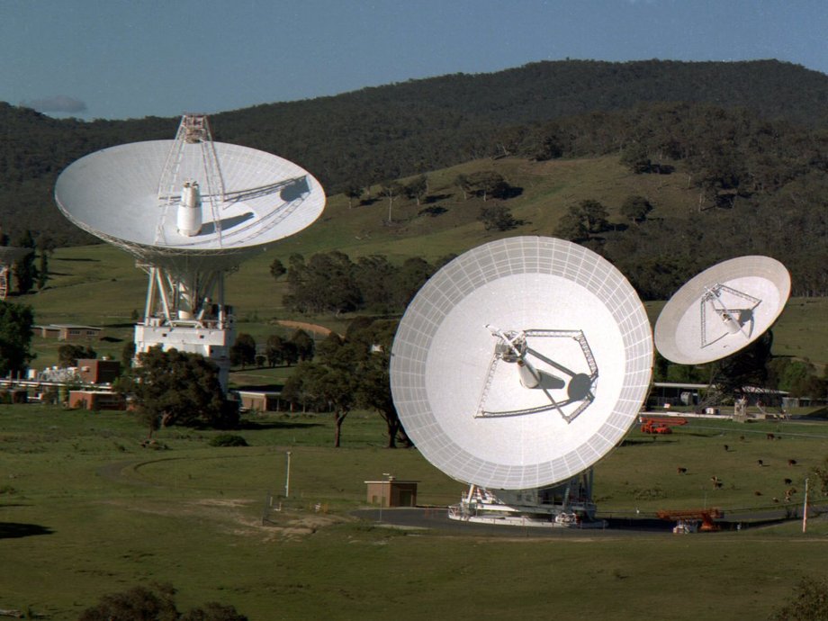 Anteny w mieśce Canberra w Australii. Należą do sieci Deep Space Network, która odbiora m.in. sygnały z sond Voyager