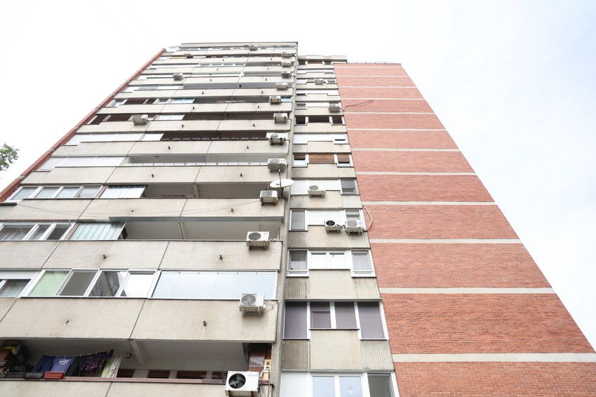 Devojčica je pala sa 12. sprata solitera na Novom Beogradu