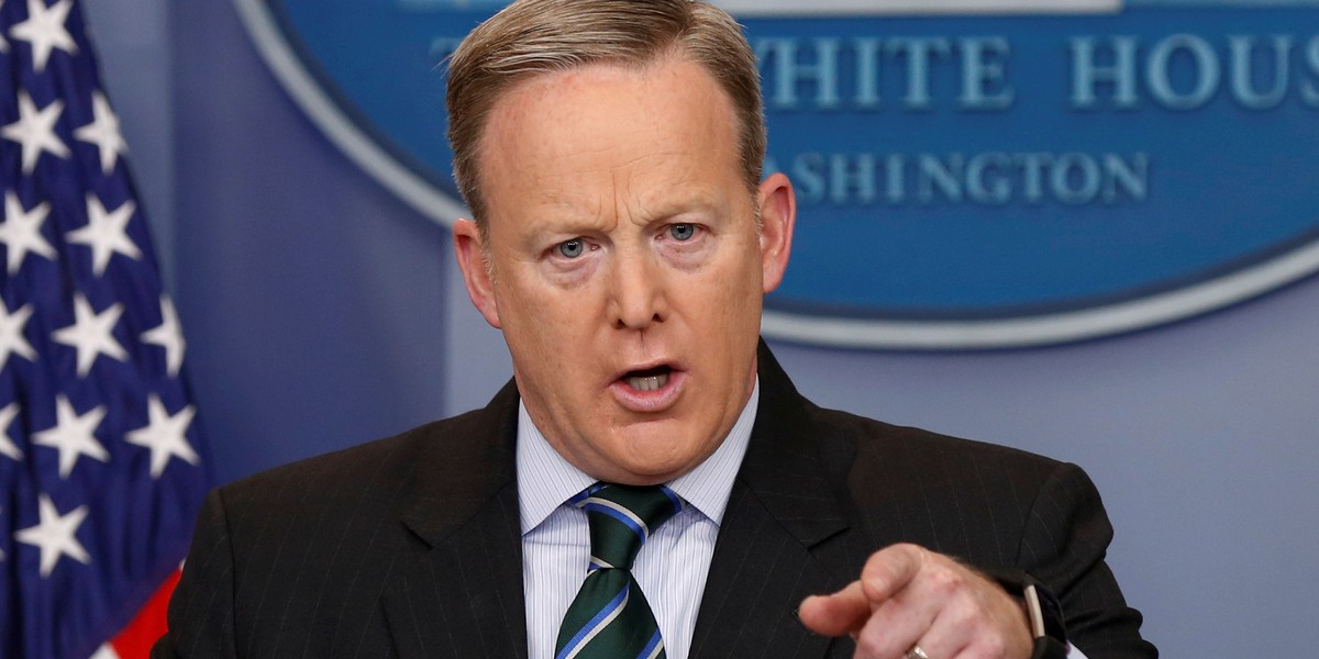 Fox News reporter confronts White House press secretary Sean Spicer about planned voter fraud investigation