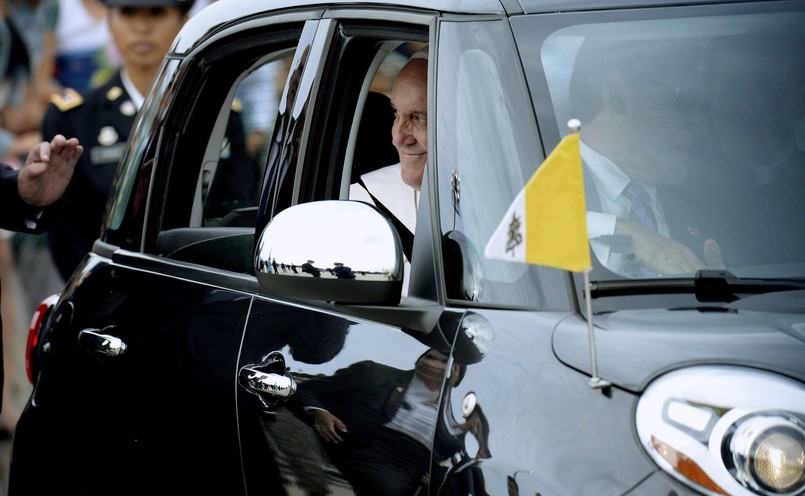 "Boli mnie serce, gdy widzę księdza lub zakonnice w najnowszym modelu samochodu" - mówił niedawno papież Franciszek księżom i zakonnicom. "Samochody są potrzebne. Ale wybierajcie skromniejsze modele. Pomyślcie o dzieciach umierających z głodu i zaoszczędzone pieniądze przekażcie im" - stwierdził papież Franciszek. Ojciec Święty swoje słowa podpiera własnymi czynami - jednym z przykładów może być niedrogi fiat, którym podróżował w czasie wizyty w USA...