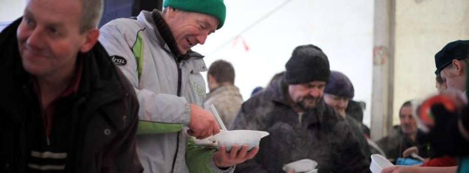 bieda emeryci bezdomni stołówka