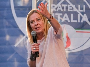 Partner włoskiej premier radzi dziewczynom... jak uniknąć gwałtu. "Nie może powstrzymać się od obwiniania kobiet"