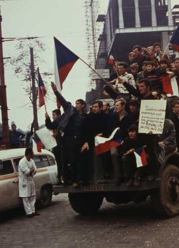 Inwazja na Czechosłowację: Demonstranci z flagami narodowymi