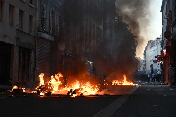 (FOTO, VIDEO) TINEJDŽERKA (17) OSTALA BEZ VIDA TOKOM PROTESTA U FRANCUSKOJ! Krenula po kebab, pa završila na zemlji u LOKVI KRVI: "Bacili su suzavac, nasla je gužva..."