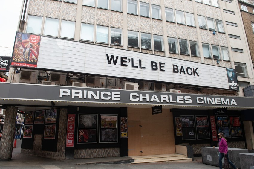 Na bioskopu "Princ Čarls" u Londonu sredinom aprila osvanula poruka "vratićemo se"
