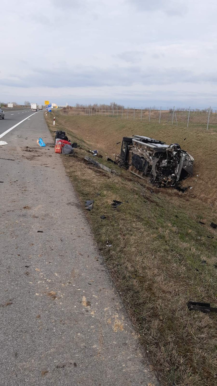 Jedna osoba preminula u prevrtanju kombija