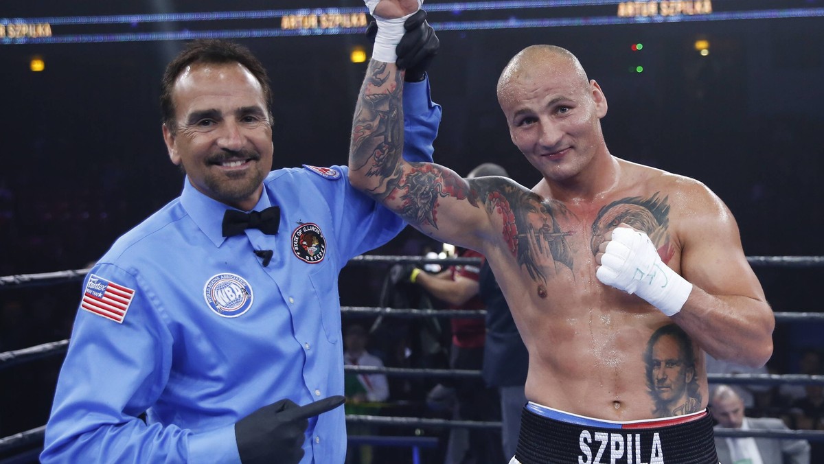 Artur Szpilka (18-1, 13 KO) pod czujnym okiem trenerów w Stanach Zjednoczonych wzbogaca swój bokserski warsztat. Do "Szpili" przez wiele lat przyszywana była łatka chuligana, który ma problemy z prawem. Z czasem jednak jego podejście do pięściarstwa i zarobionych pieniędzy uległo zmianie, o czym przekonuje w szczerej rozmowie z "Przeglądem Sportowym" - Ciągle odkładam to, co zarobię - mówił. Bokser wyznaje jednak, że w czasach młodości przegrał setki tysięcy złotych.