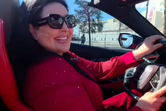 DRAGANA MIRKOVIĆ SE SNIMA U AUTU VREDNOM 130 PROSEČIH PLATA Stala na sedište i digla ruke uvis: Provozala ga ulicama, sve je podelila (FOTO)