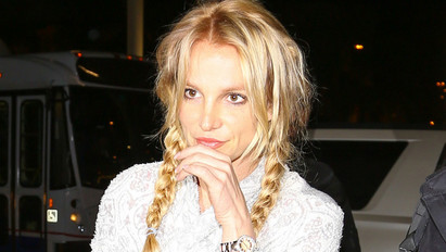 Micsoda hajlékonyság! Bizarr pózban feszít a tükör előtt Britney - Fotó!