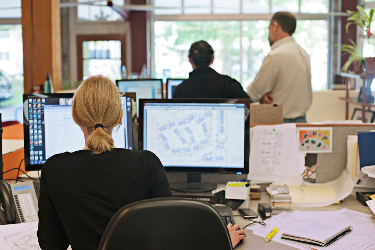 10 zawodów, w których najłatwiej znajdziesz pracę w 2026 r. [RANKING]