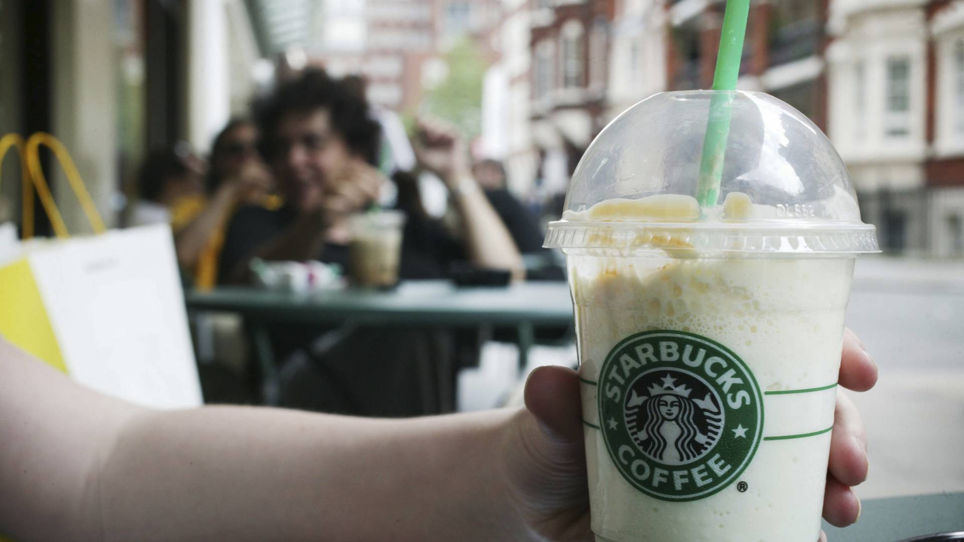 Beperelték a Starbucksot, mert az egyik italukkal megtévesztik a vásárlókat