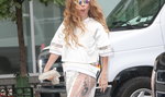 Gaga chodzi w przezroczystych spodniach