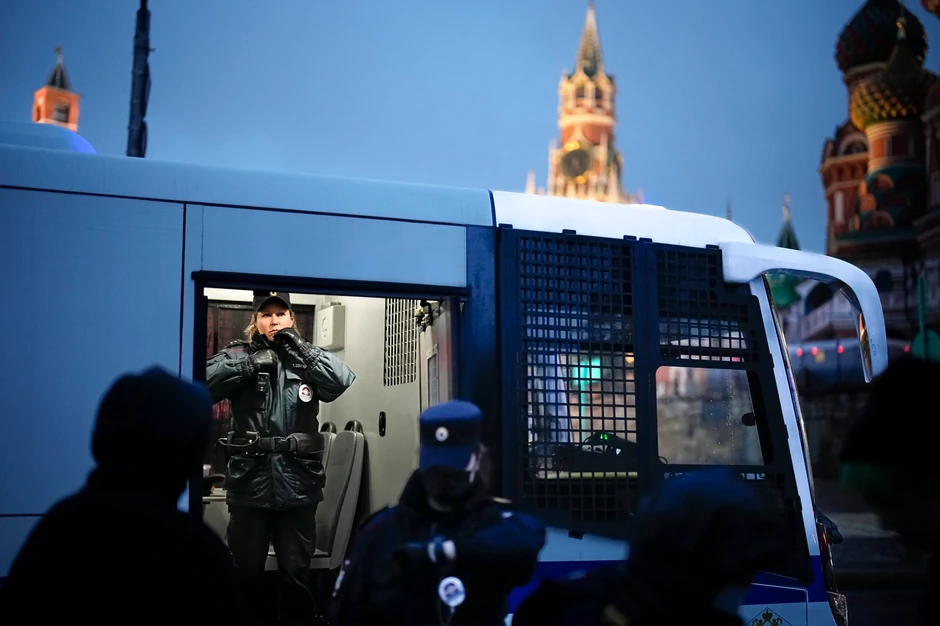 Ruska policija u Moskvi tokom antiratnog protesta kod Crvenog trga 24. septembra 2022.