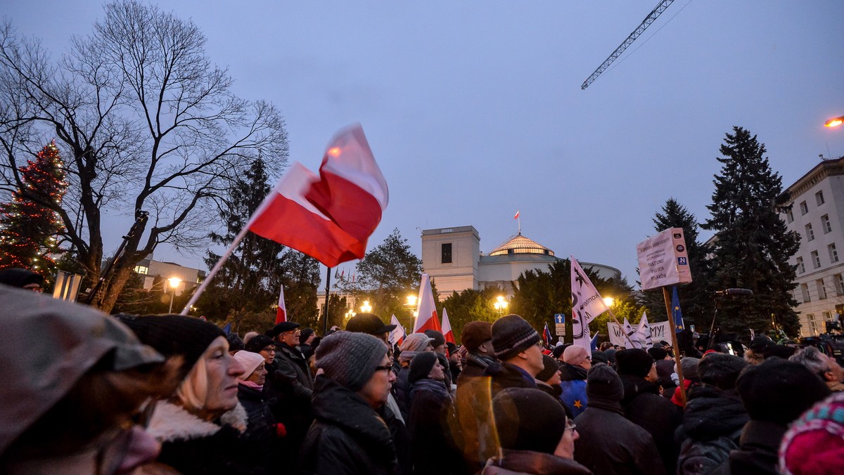 Protest sympatyków KOD przed Sejmem