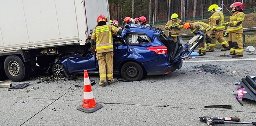 Koszmar na autostradzie koło Słubic. Z przodu osobówki zostały strzępy