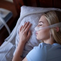 Alvási apnoé: így állítsa be a CPAP készüléket