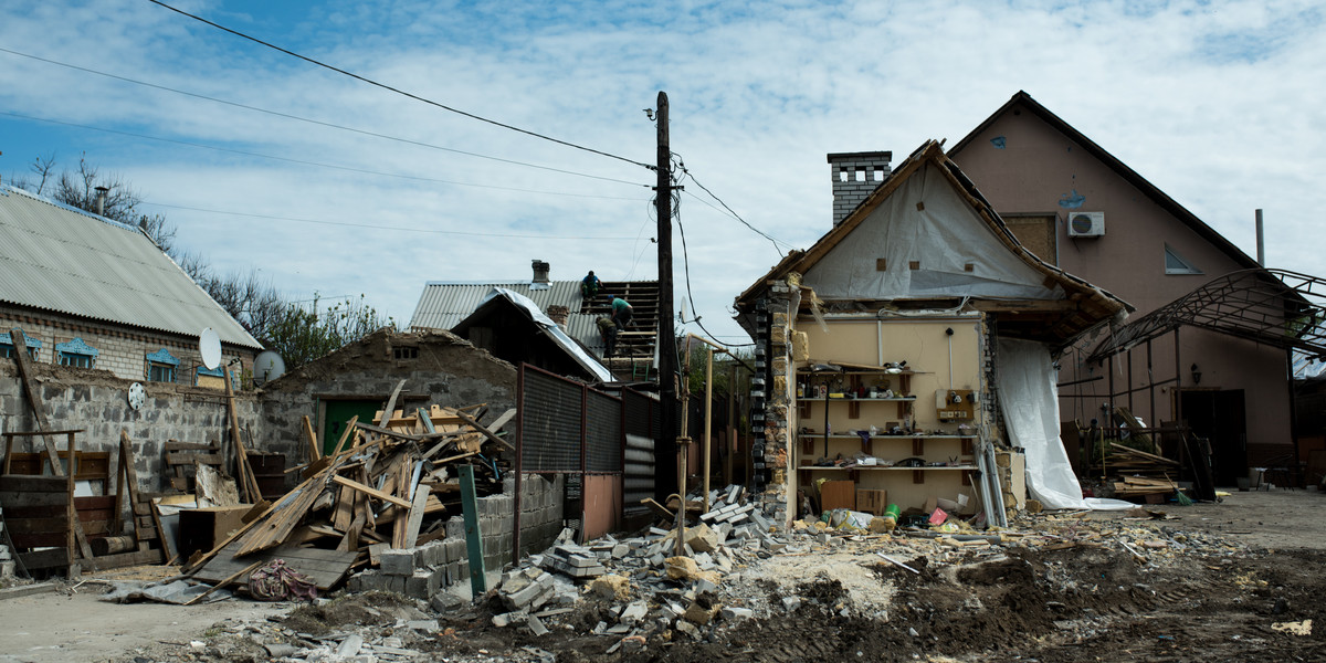 Domy w Zaporożu w Ukrainie zniszczone po nocnym ataku rakietowym 5 maja 2023 r.