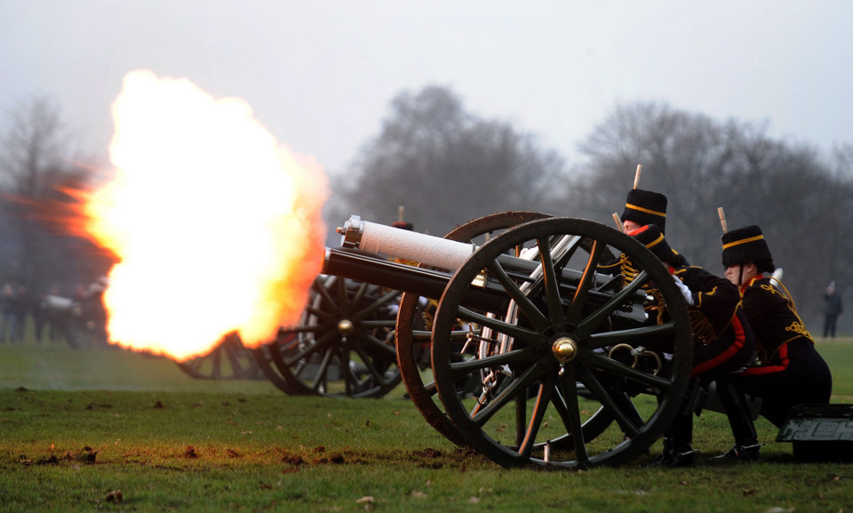 BRITAIN QUEEN'S ROYAL GUN SALUTE