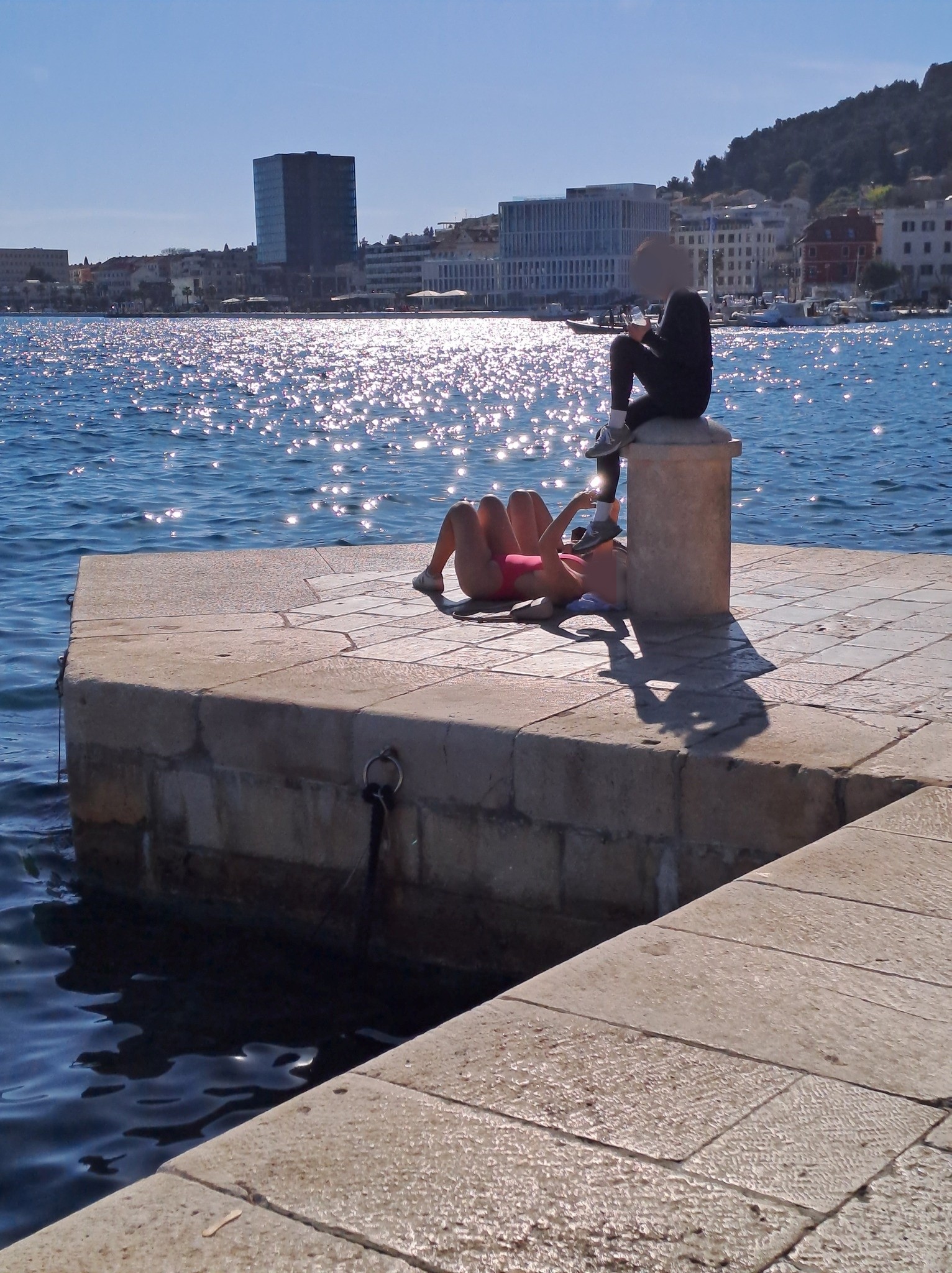 Obyvateľka Splitu zverejnila fotky turistiek.