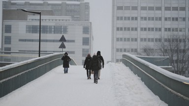 "Zimowe piekło" w stolicy Finlandii. Powstały ponad trzymetrowe zaspy