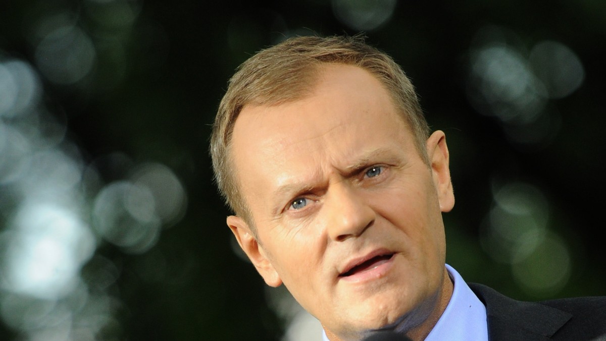 Premier Donald Tusk, który podczas dzisiejszego spotkania z dziennikarzami odniósł się do wczorajszych burd na ulicach Warszawy przyznał, że policja i MSW przewidywało, że może dojść do konfrontacji między grupami pseudokibiców. - Nie trzeba tłumaczyć, dlaczego temu widowisku sportowemu towarzyszyły inne nastroje, nie tylko sportowe. Rzadko zdarza się mecz o takim ładunku emocji i muszę powiedzieć, że skala w stosunku do tych wydarzeń była niewielka - powiedział. Dodał też, że to nie Polska i Rosja starły się na ulicach Warszawy. - Tam nie doszło do historycznej bitwy, tylko kilkuset durniów próbowało udowodnić, że są ważniejsi niż Euro 2012 - ocenił w mocnych słowach.